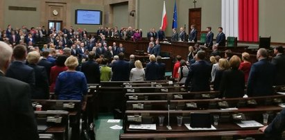 Posłowie nie chcieli uczcić Mazowieckiego. Wyszli z sali obrad