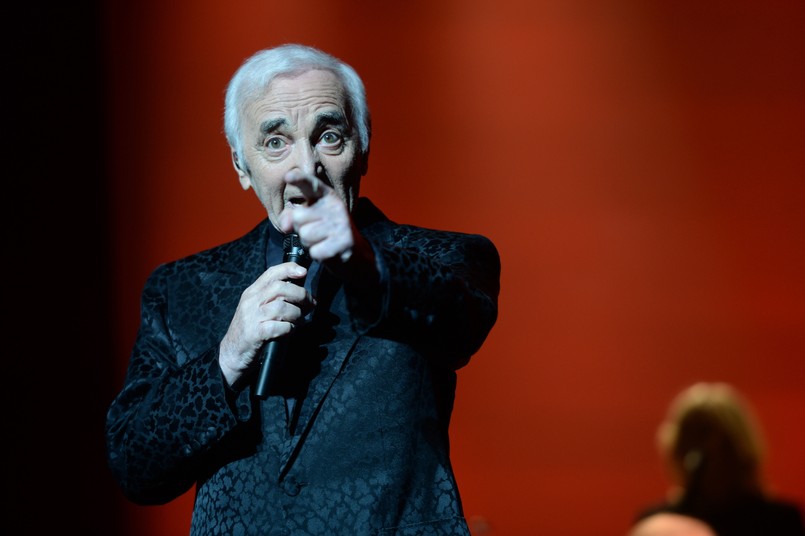 Charles Aznavour w Warszawie zaśpiewał swoje największe przeboje (m.in. "She", "La Boheme", "Non Je N'Ai Oublie") i wzruszył publiczność zgromadzoną w Sali Kongresowej (komplet zajętych miejsc). Ta zrewanżowała mu się owacjami na stojąco i bukietami kwiatów…