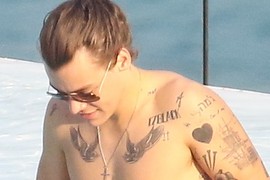 Najpopularniji pevač današnjice IMA 4 BRADAVICE! Paparaci ga slikali BEZ MAJICE i prizor nas je UKOPAO U MESTU: On progovorio o svemu i evo šta kaže o neobičnoj pojavi