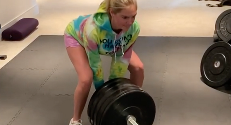 Watch Kate Upton Crush the Landmine Deadlift