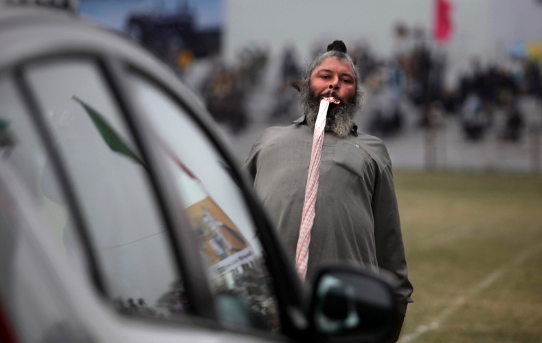 Człowiek o stalowych zębach... bez problemu przeciągnie auto na dystansie kilkadziesiąt metrów