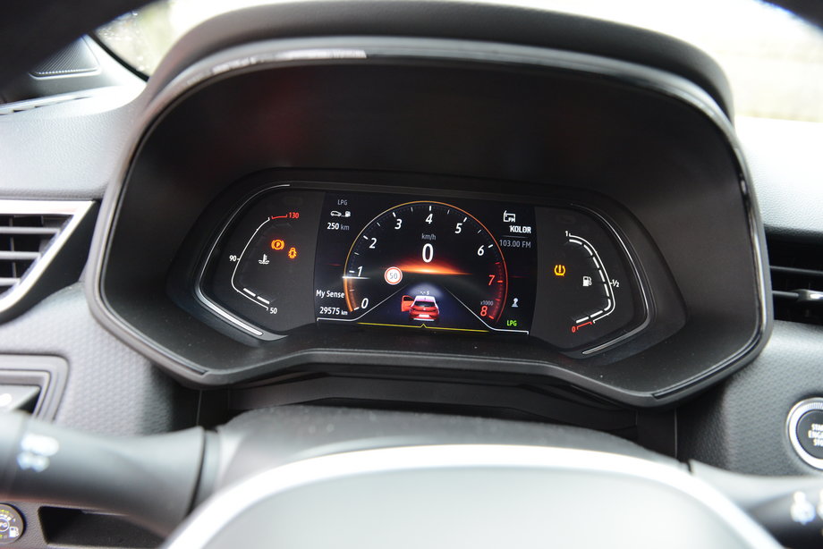 Renault Clio LPG - zależnie od wybranego trybu jazdy, komputer pokładowy pokaże nam zasięg na LPG lub benzynie, a także bieżące i średnie zużycie każdego z tych paliw.
