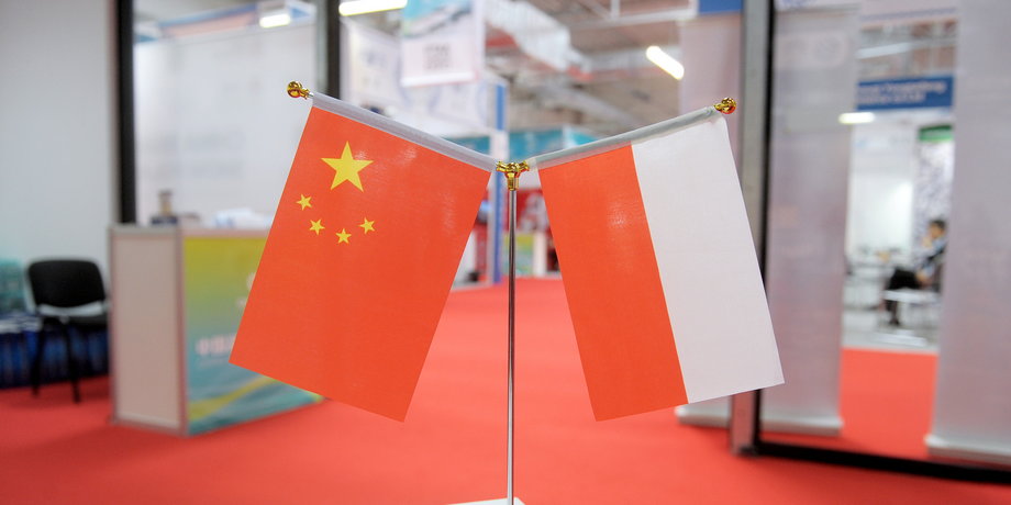 Flagi Chin oraz Polski podczas targów branżowych w Nadarzynie w 2019 roku. Udział Chin oraz Stanów Zjednoczonych w polskim handlu rośnie - wynika z wyliczeń ekspertów PIE. 