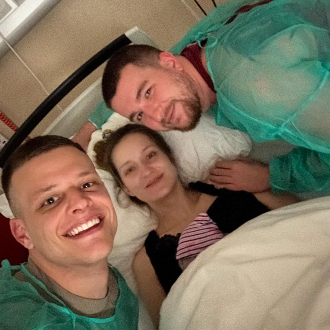 Známy slovenský moderátor a influencer Samuel Miškov sa stal otcom.