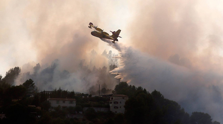 Napokig pusztított a tűz, repülőről is oltották / Fotó: MTI