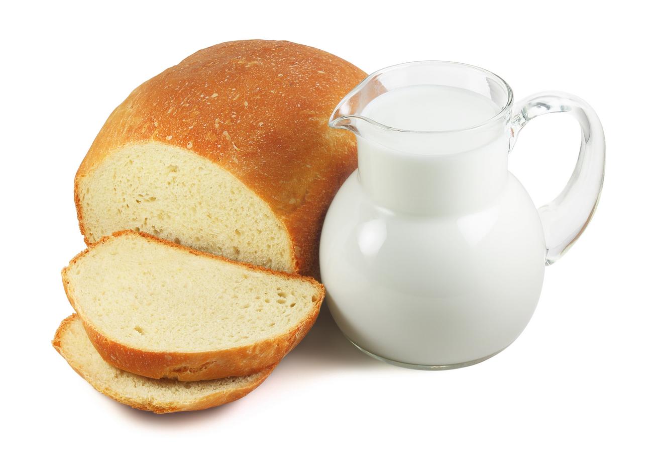 Яичный хлеб на белом фоне