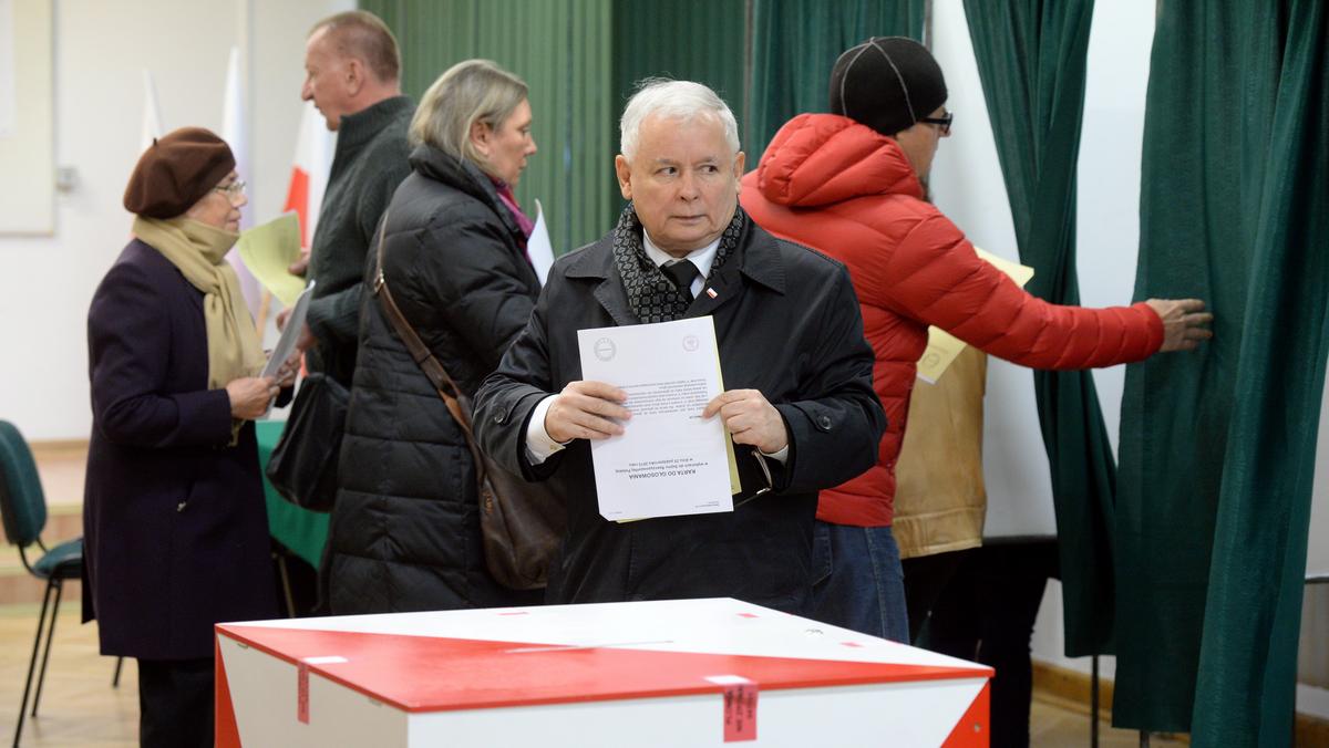 Jarosław Kaczyński podczas głosowania w wyborach parlamentarnych w 2015 r.