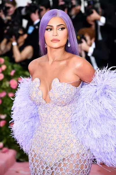 Brązowa szminka / Kylie Jenner podczas Met Gala 2019 / Foto Dimitrios Kambouris / GettyImages 