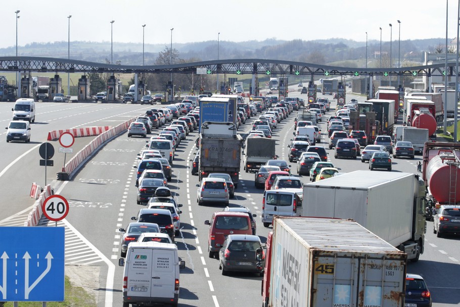 Tłok na autostradzie A4 w stronę Katowic, przed PPO w podkrakowskich Balicach.