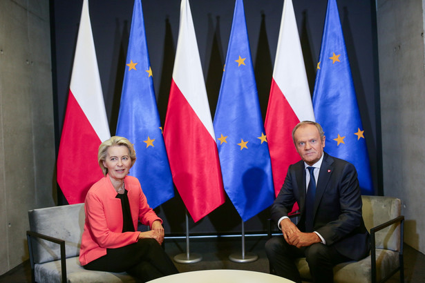 Premier Donald Tusk (P) i przewodnicząca Komisji Europejskiej Ursula von der Leyen (L)