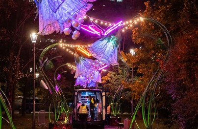 Park Świętokrzyski rozświetlają kolorowe iluminacje. Warszawiacy zachwyceni nową atrakcją