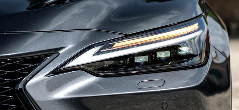 Spala 4,2 l/100 km i znika w ciemno. Japoński SUV hitem. Ile kosztuje?