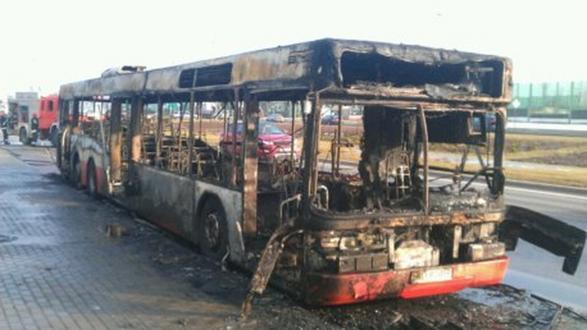 W czwartek po południu na ul. Kartuskiej doszło do pożaru autobusu miejskiego linii 525. Kierowca pojazd zatrzymał się na przystanku autobusowym Karczemki i polecił wysiąść wszystkim pasażerom, ponieważ poczuł nieprzyjemny zapach. Wkrótce potem autobus stanął w płomieniach. Na szczęście w wyniku pożaru nikt nie ucierpiał.