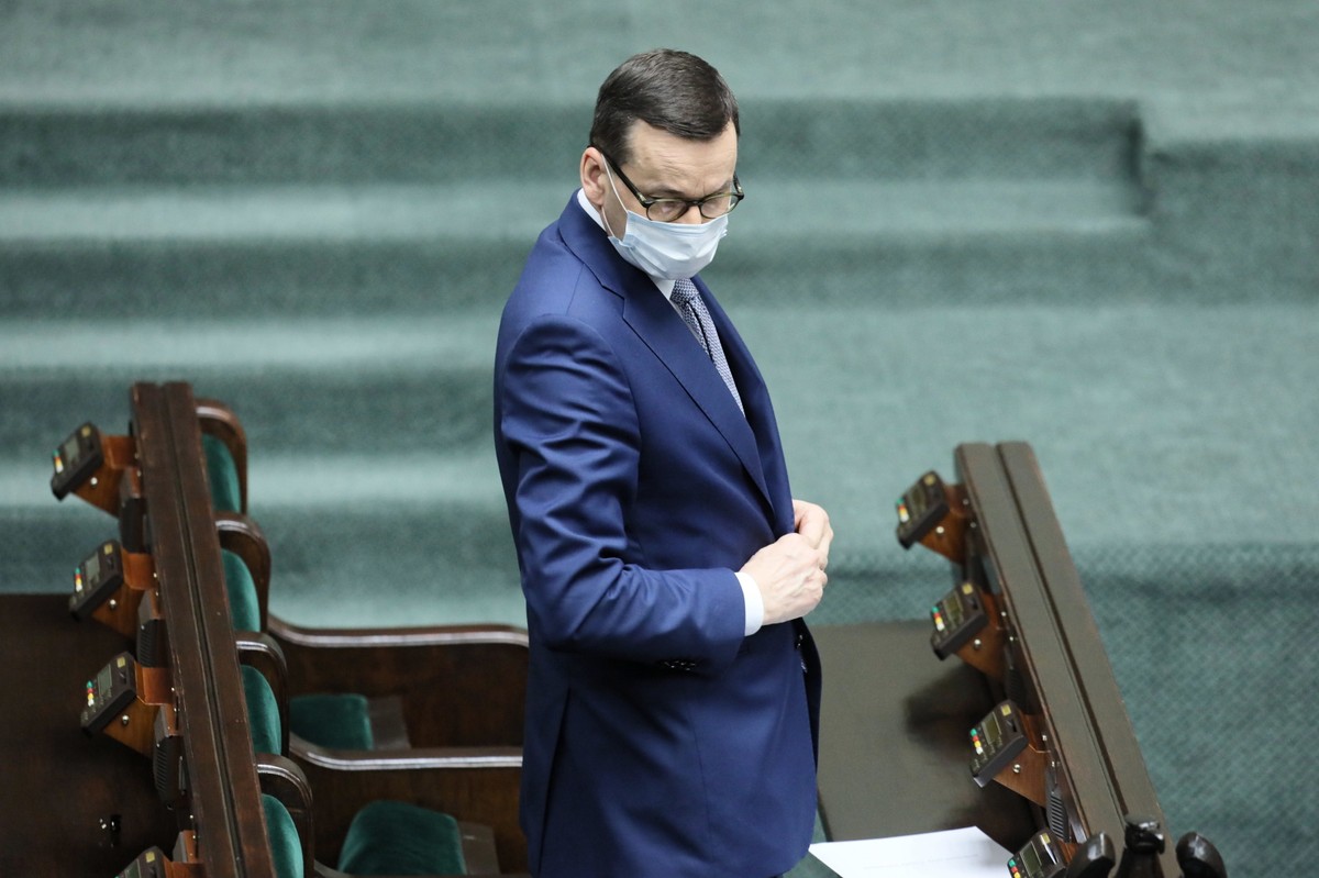 Warszawa, 16.04.2020. Premier Mateusz Morawiecki na sali plenarnej Sejmu, 16 bm. w Warszawie. W kolejnym dniu posiedzenia posłowie na wniosek klubu Lewicy wysłuchają informacji bieżącej w sprawie funkcjonowania w czasie epidemii koronawirusa szkół pożarniczych, ze szczególnym uwzględnieniem sytuacji w Szkole Głównej Służby Pożarniczej w Warszawie. (kf) PAP/Leszek Szymański
