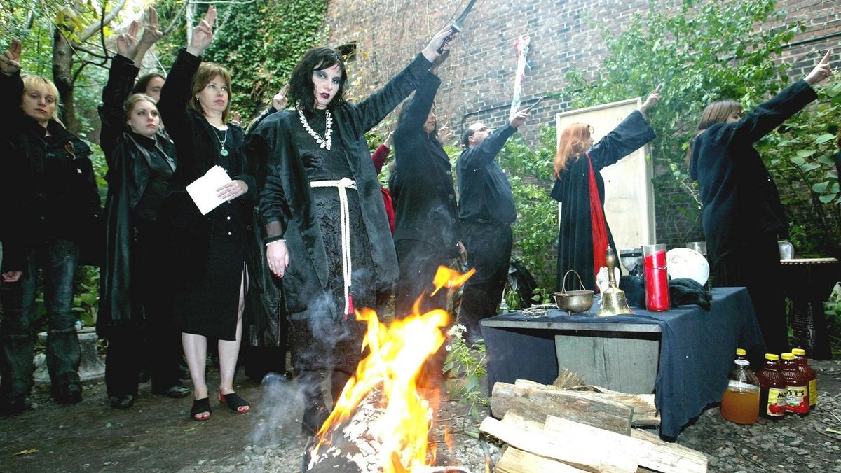 Wiedźmy i wiedźmini Wicca podczas ceremonii otwartego kręgu w ogrodzie na Dolnym Manhattanie, październik 2003 r.