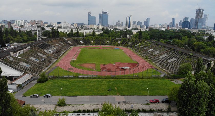 Na stadionie Skry miał stanąć nowoczesny ośrodek sportowy. Dzika trawa porasta kupy gruzu