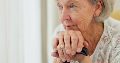 215 zł miesięcznie z MOPS dla emerytów. Co zrobić, żeby otrzymać pieniądze?