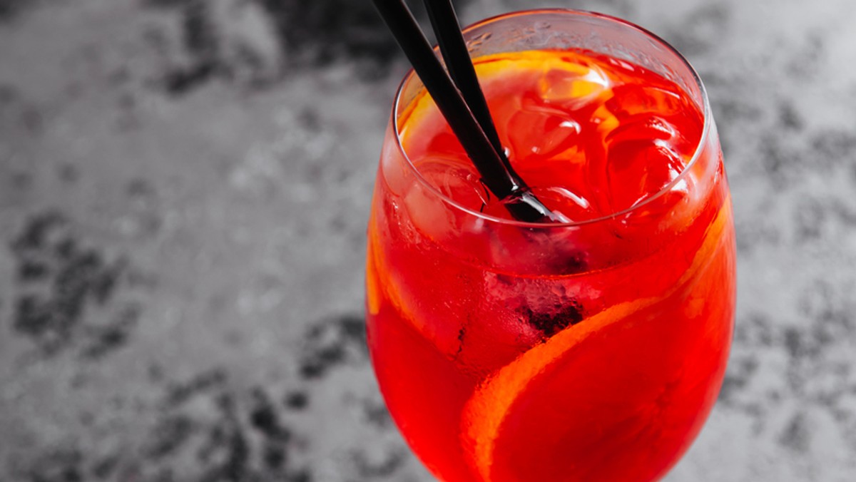 Aperol Spritz to jeden z najpopularniejszych drinków na świecie, przygotowywany na bazie Aperola oraz Prosseco. Choć pochodzi z Włoch, obecnie można spotkać go na całym świecie, a smak tego napoju może być tak samo dobry w każdym miejscu globu. Jak zrobić Aperol Spritz w domowych warunkach? Jakie składniki są do niego potrzebne oprócz dwóch wymienionych? Oto przepis, który pokochają zarówno amatorzy barmaństwa, jak i wielbiciele drinków.