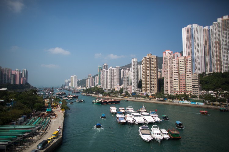 Ceny nieruchomości w Hongkongu należą do najwyższych na świecie - są nawet o 50 proc. wyższe niż w Londynie.

Na zdjęciu: Budynki mieszkalne w porcie Aberdeen