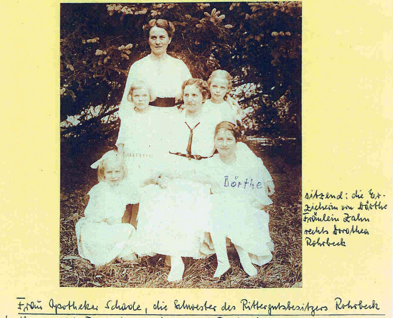 Rodzinne zdjęcie Dorothe z ciocią, panną Zahn, Urszulką i Irminą (Z archiwum Jurgena Lieniga udostępnionego Pałacowi Książęcemu we Wleniu)