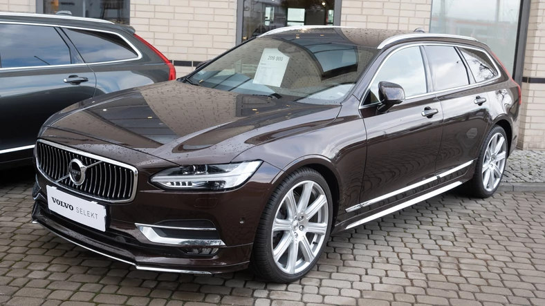 Volvo V90 D5 AWD Inscription, 2017 r., przebieg 25 000 km. Świetnie wyposażony egzemplarz (m.in. jasna perforowana tapicerka ze skóry nappa, światła LED) z 235-konnym dieslem 2.0, napędem 4x4 oraz końcówką fabrycznej gwarancji – pierwsza rejestracja to październik 2017 r. CENA 209 900 zł