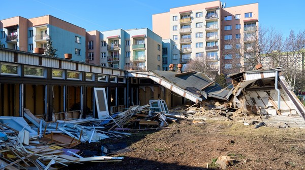 Trwa wyburzanie starego przedszkola. Na ul. Rogowskiej powstanie nowa placówka
