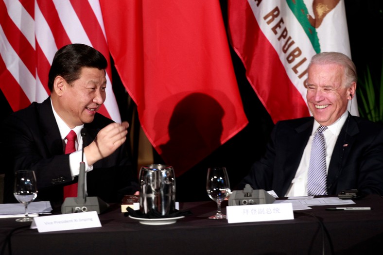 Chin Xi Jinping na spotkaniu z Joe BIdenem w Kalifornii, 2012 r.