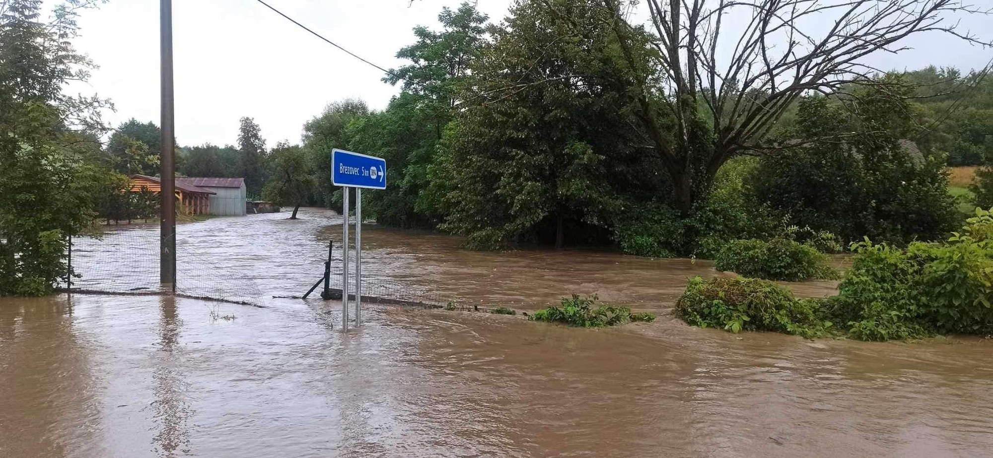 V obci Ubľa voda z potoka Brezovčík zaplavila cestu aj pivnice.