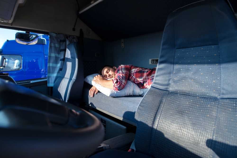 Spanie v kabíne kamiónu? V niektorých krajinách vás to môže stáť tisíce eur alebo dokonca auto.