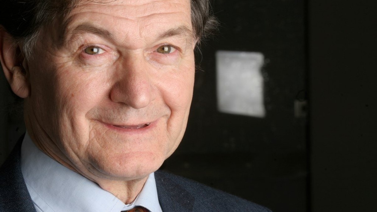 Jest ojcem chrzestnym współczesnej fizyki, a na jego spotkania przychodzą tłumy. Sir Roger Penrose ostatnich kilka dni spędził ukryty w zaciszu XII-wiecznego klasztoru pod Warszawą. Dlaczego? Nie jest tajemnicą, że przygotowuje zamach na teorię wielkiego wybuchu. Pomóc ma mu przełomowe odkrycie polskiego naukowca.