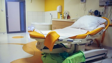 spada liczba porodów, rośnie liczba zamkniętych oddziałów. kobiety rat