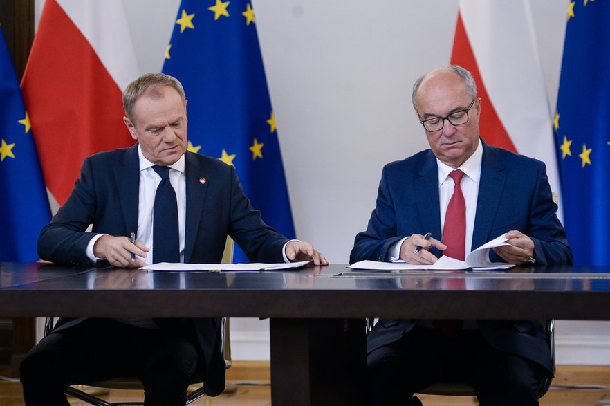 Przewodniczący Platformy Obywatelskiej Donald Tusk (L) i współprzewodniczący Nowej Lewicy Włodzimierz Czarzasty (P)