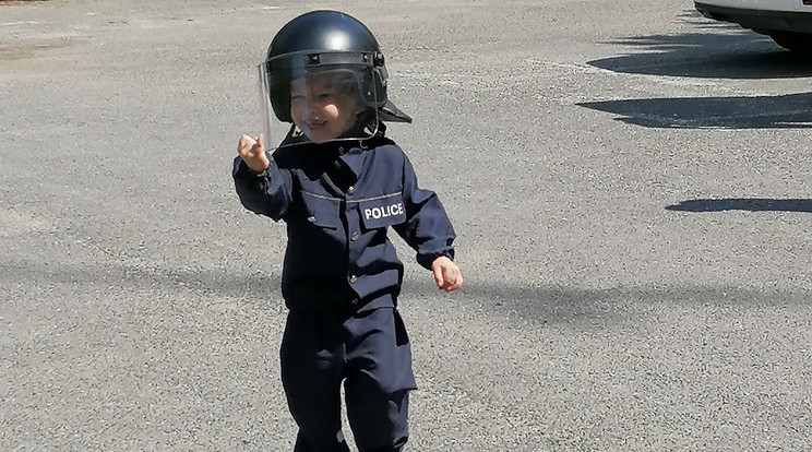 A Budakeszi Rendőrörsön járt Zsombor, a minizsaru / Fotó: Police.hu