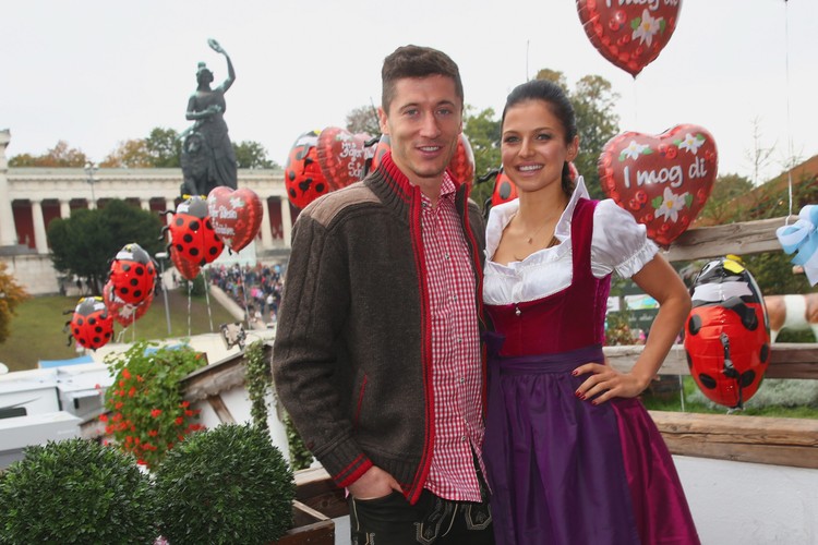 Lewandowscy na Oktoberfest. W takich strojach jeszcze ich nie widzieliście