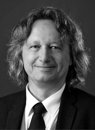 Ryszard Koziołek, polonista, literaturoznawca, eseista, profesor nauk humanistycznych i rektor Uniwersytetu Śląskiego. Autor m.in. książek „Świat w oczach sąsiadki”, „Czytać, dużo czytać” i „Dobrze się myśli literaturą”