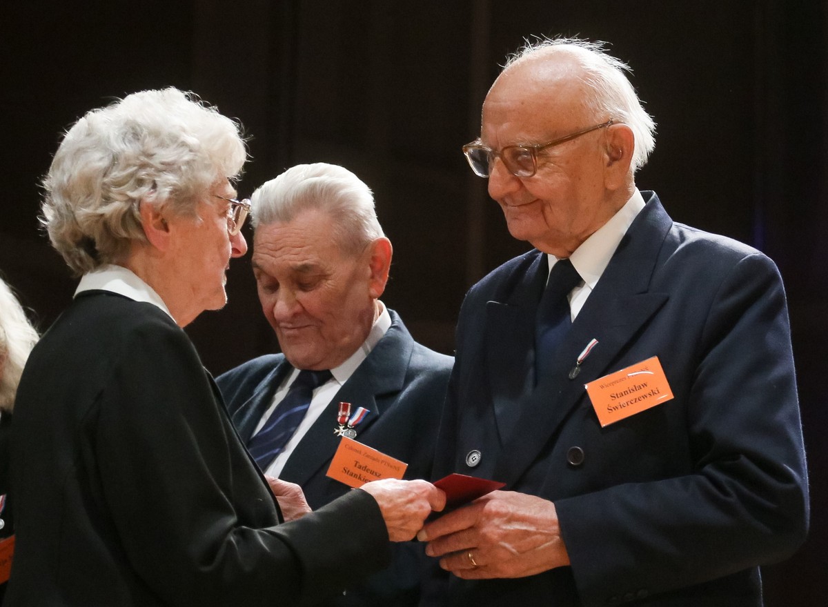 Stanisław Świerczewski odbiera medal Sprawiedliwych Wśród Narodów Świata.