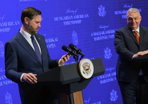 Džej Di Vens proverava telefon nakon pitanja o Iranu tokom konferencije sa Viktorom Orbanom u Budimpešti 7.aprila