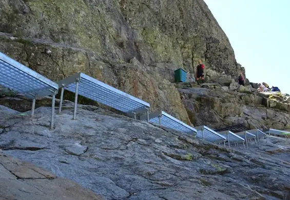 Bryczka na Morskie Oko to nic. Na szlaku na Rysy zamontowano metalowe schody