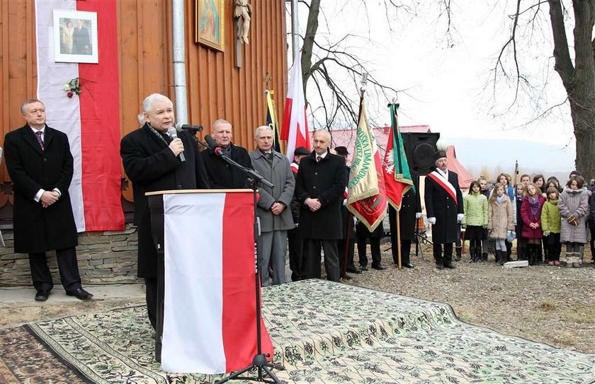 Kaczyński z rozpiętym rozporkiem. Przemawiał, gdy nagle...