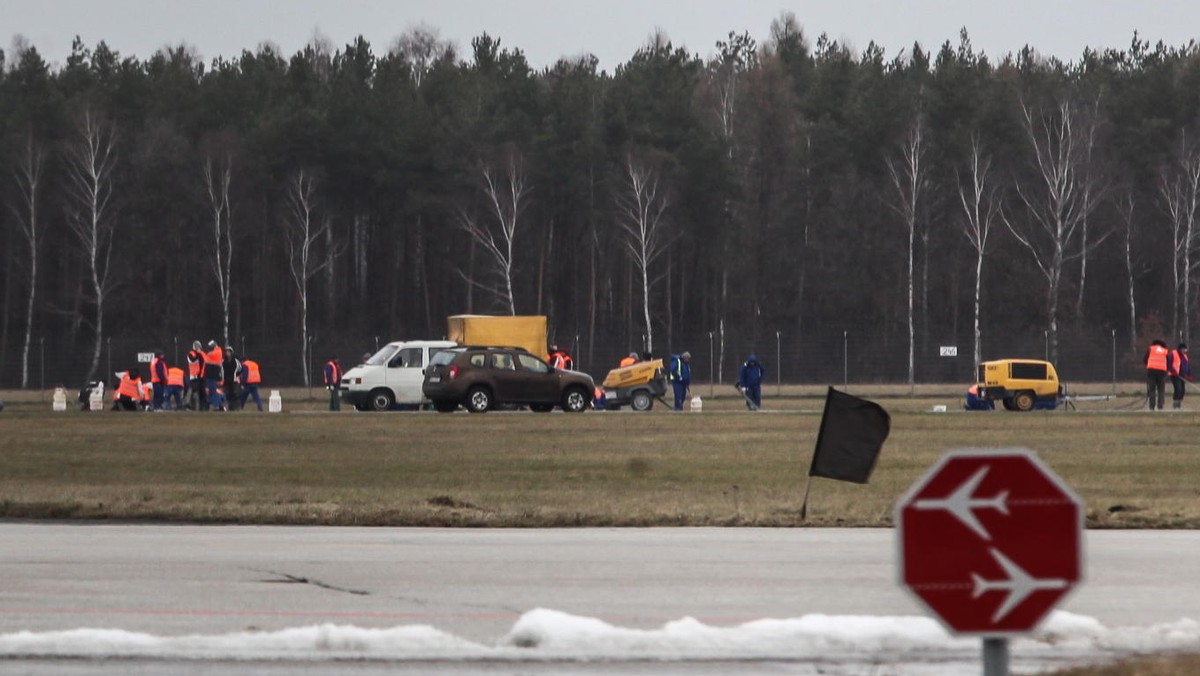 W piątek do nocy prowadzone będą prace naprawcze na dwóch betonowych fragmentach drogi startowej lotniska w Modlinie - poinformowali w piątek przedstawiciele lotniska. Jakość prac oceni w sobotę specjalna komisja.