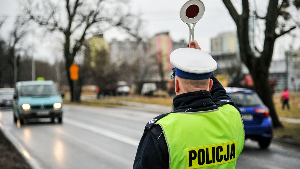 Zapatrzyłeś się i przekroczyłeś prędkość? A może przegapiłeś jakiś znak drogowy i wjechałeś „na zakazie”? Taka sytuacja może zdarzyć się każdemu – zwłaszcza w obcym mieście. Jednak co w sytuacji, kiedy otrzymujesz mandat i nie masz przy sobie gotówki, żeby go opłacić? Możesz poprosić funkcjonariuszy o podjechanie pod najbliższy bankomat. Są jednak prostsze rozwiązania – możesz zapłacić mandat przez Internet.