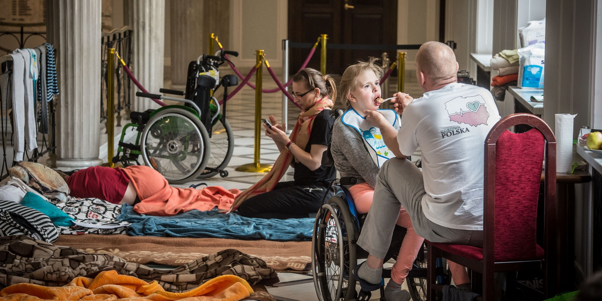 Opiekunowie niepełnosprawnych protetstują w Sejmie od 18 kwietnia