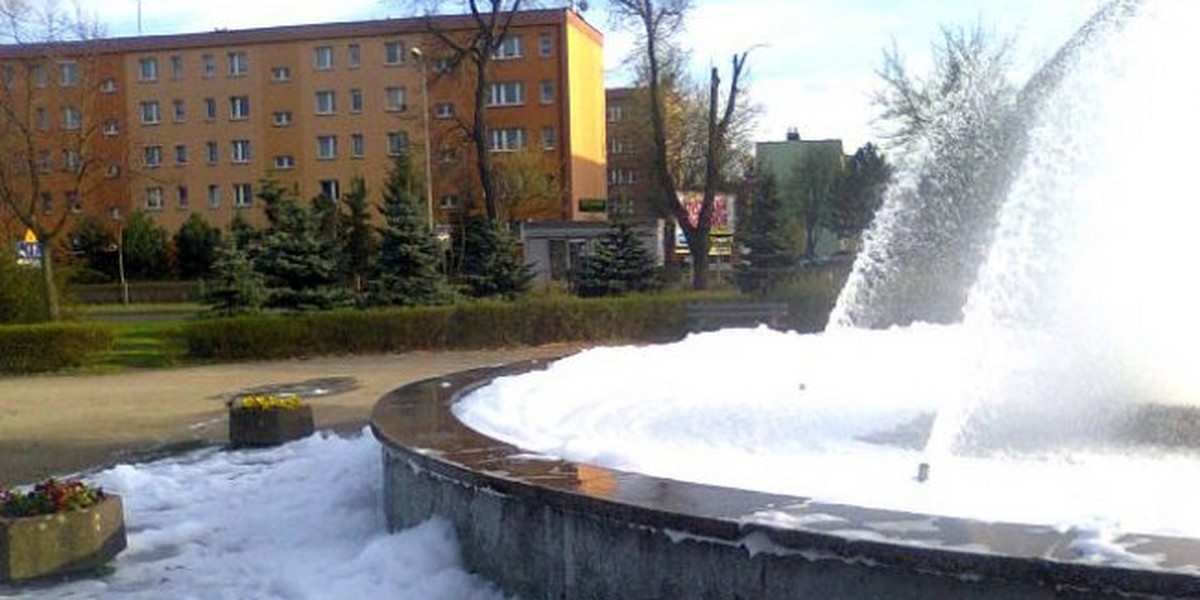 Zapieniona fontanna w Lesznie