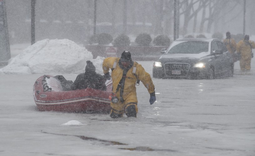 Akcja ratunkowa po ataku zimy w Massachusetts