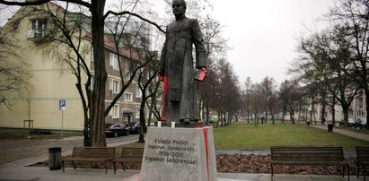 Awantura w Gdańsku. Poszło o księdza Jankowskiego. Solidarność w proteście stawia pomnik Donalda Tuska