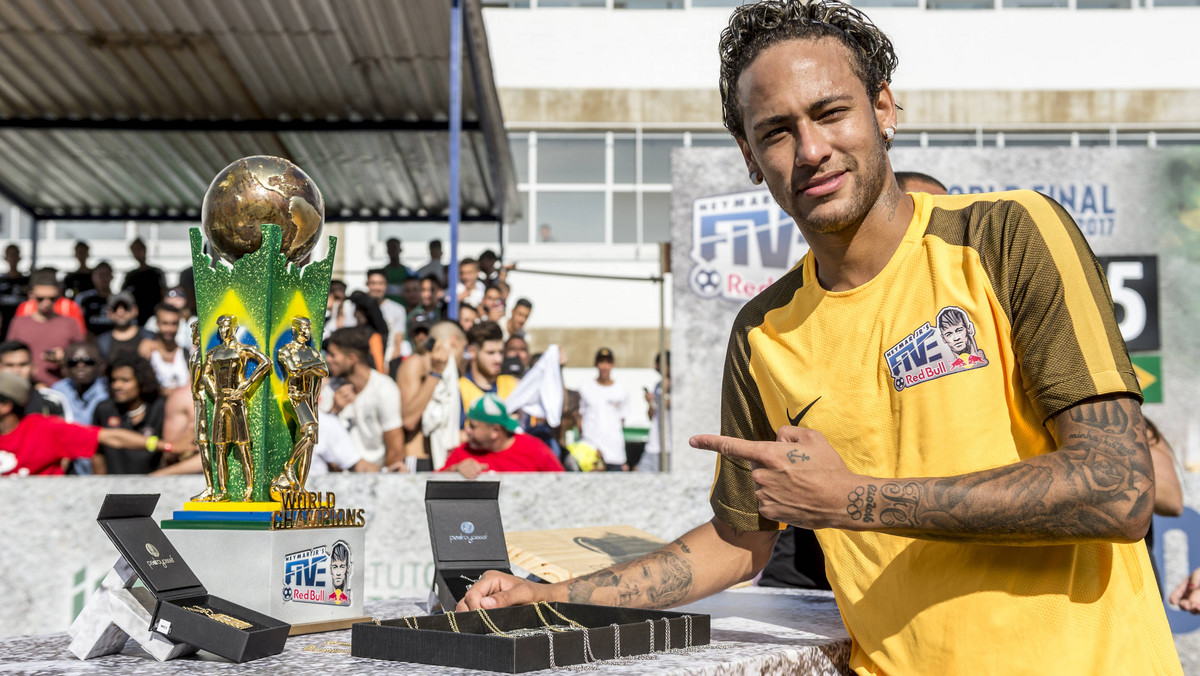 W najbliższą niedzielę (13 maja) turniej Neymar Jr’s Five ponownie odwiedzi Kraków. Trzeci spośród dwunastu przystanków na trasie śmiało można nazwać najciekawszym. Krakowska lista startowa zapełniła się w mgnieniu oka, a wśród zgłoszonych drużyn nie zabrakło obrońcy tytułu – „Kapeli Weselnej”, która w zeszłym roku wygrała krajowy finał i poleciała do Brazylii. Zawody zostaną rozegrane na Orliku znajdującym się przy ul. Parkowej 12a. Start o godzinie 12:00.