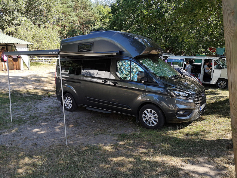 Ford Transit Custom Nugget Plus: markiza powiększa „własną” przestrzeń na kempingu. W tro wyposażenie zdecydowanie warto zainwestować