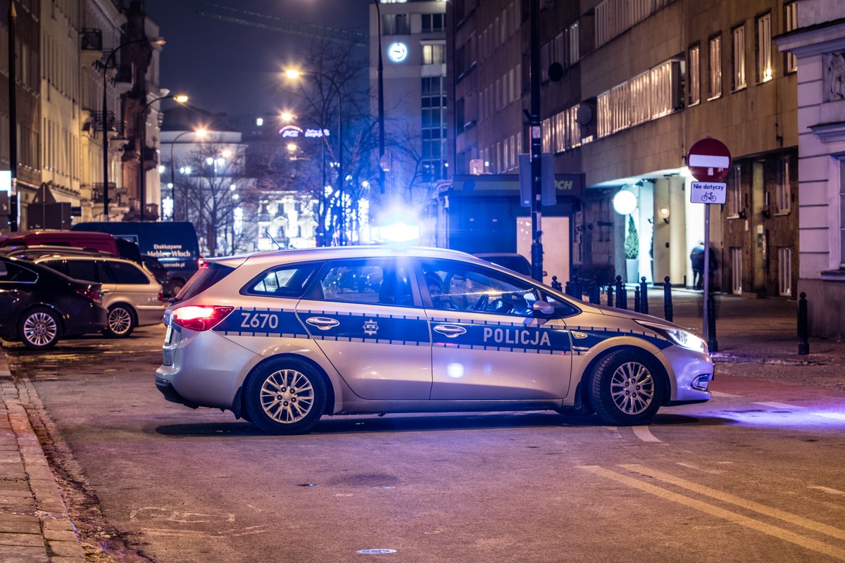 Pijany policjant groził nożem klientom baru w Warszawie