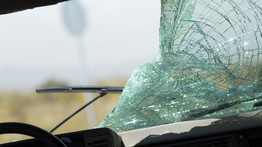 Súlyos baleset az M1-esen: feszítővágóval emelték ki a járműbe szorult utast