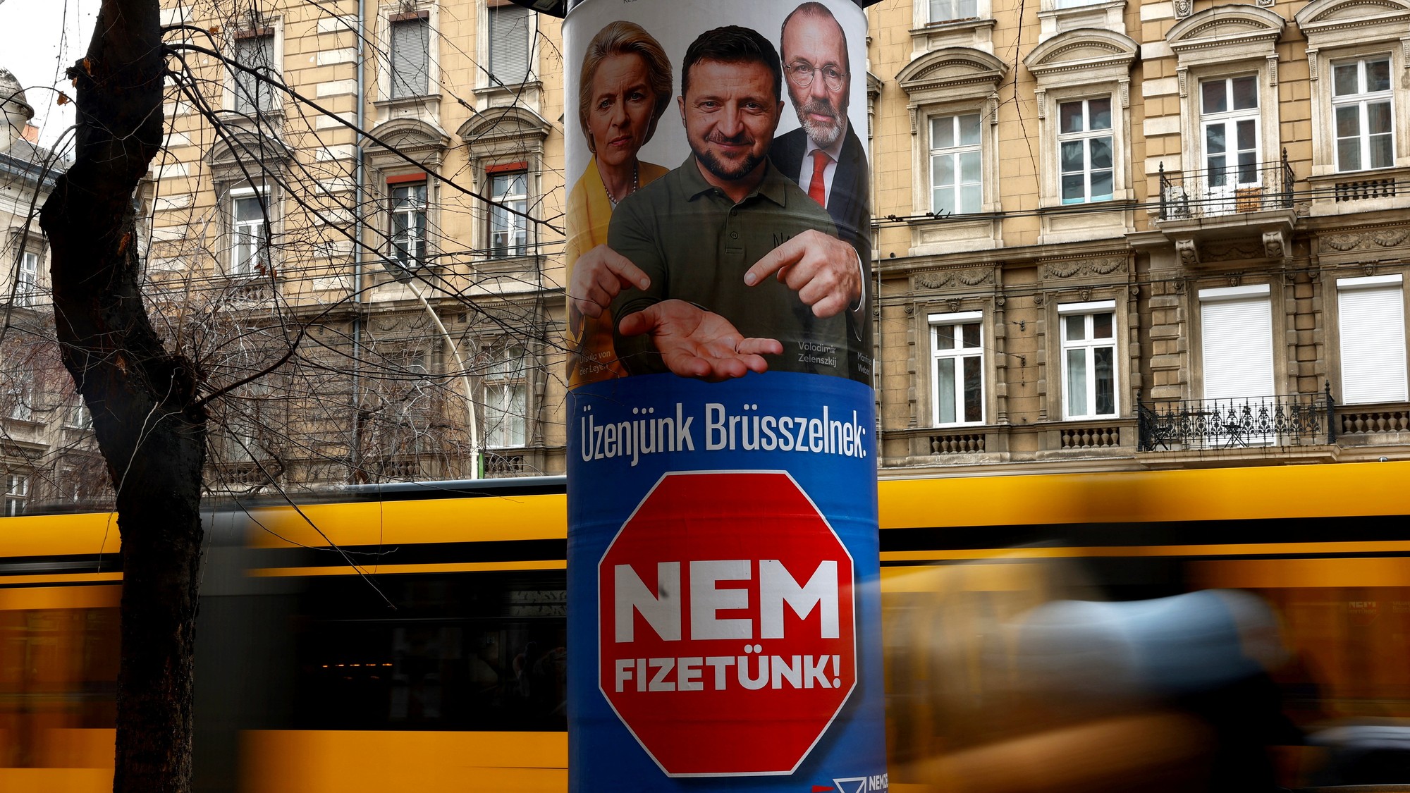 „Náš odkaz Bruselu: Nebudeme platiť,“ píše jeden z bilbordov v Budapešti s fotografiou ukrajinské prezidenta.